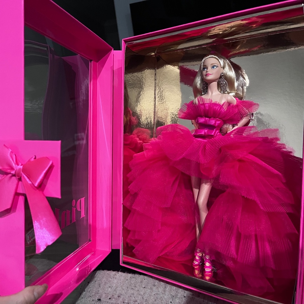 Barbie GTJ76 Signature Pink Collection Doll